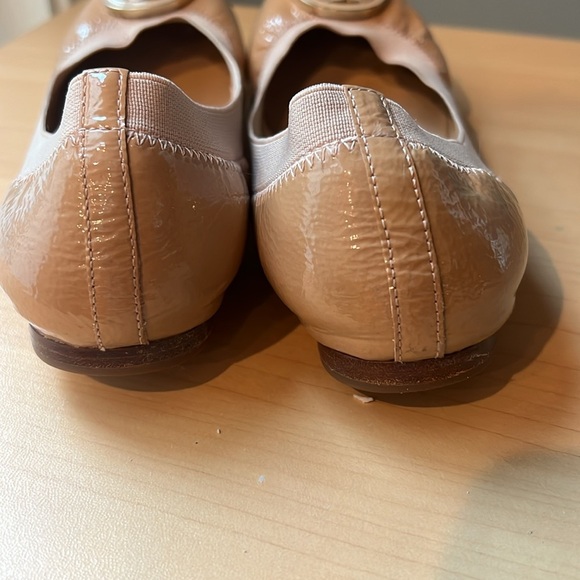 TORY BURCH Tan Patent Leather Ballet Flats Size 6 - Picture 3 of 13